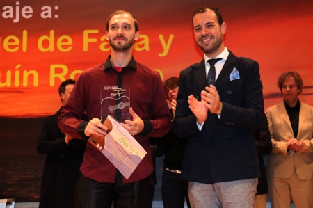 El ganador recibe su galardón (AYTO. ALMUÑÉCAR)