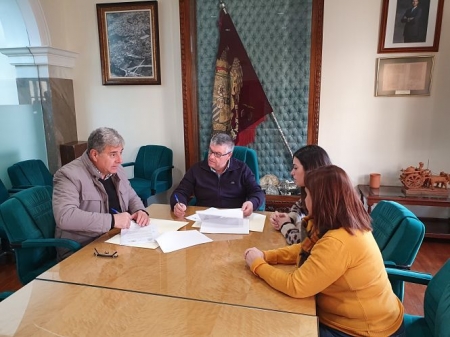 Momemto de la firma del convenio (AYTO. GUADIX)