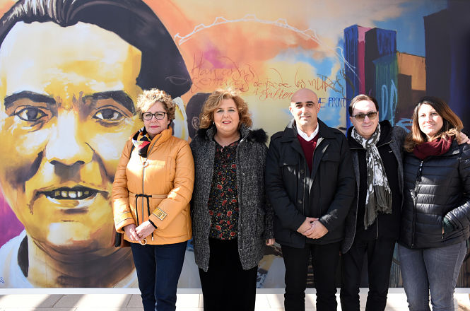 La Diputada de Cultura, Fatima Gómez ha poresentado el grafitti (J. GROSSO / DIPGRA)