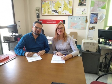 Momento de la firma del convenio (AYTO. VEGAS DEL GENIL)