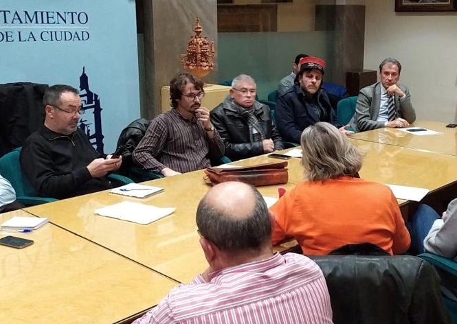 La portavos del PSOE de Guadix, Inmaculada Olea, exponiendo la problematica de los trenes a Francisco Arteaga  (PSOE)