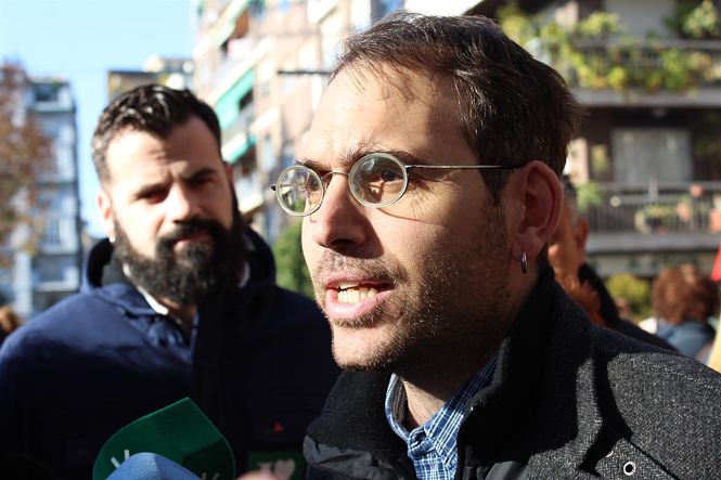 El coordinador andaluz de IU, Toni Valero, atiende a los medios en presencia del parlamentario de Adelante Andalucía Jesús Fernández (IU) 
