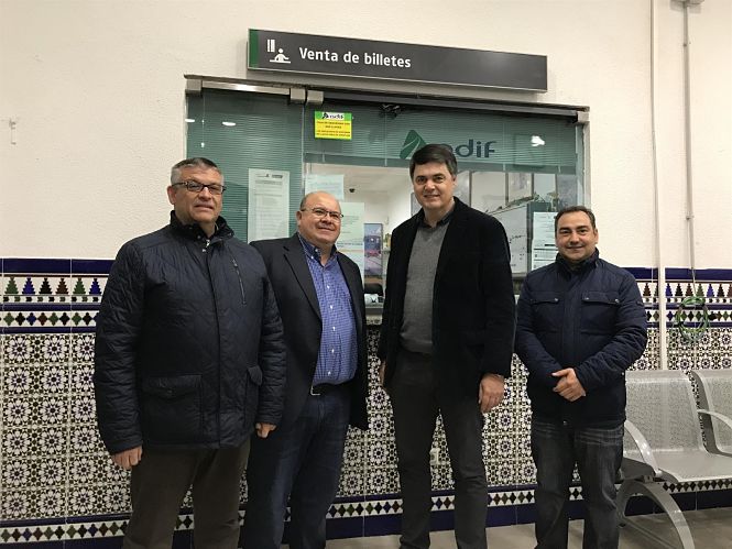 Imagen del diputado y el senador del PP, Carlos Rojas y José Robles, en la taquilla de venta física de billetes de la estación de Guadix (PP) 