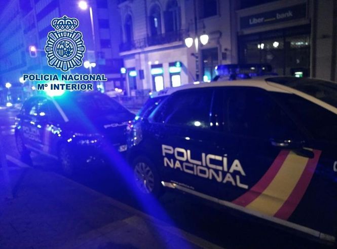 Imagen de archivo de vehículos de la Policía Nacional actuando de noche en Granada (POLICÍA NACIONAL) 