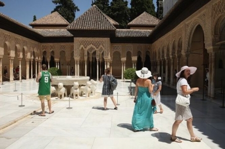Turistas en la Alhambra (EUROPA PRESS) Turistas en la Alhambra (EUROPA PRESS)