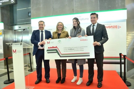 Marifran Carazo y Luis Salvador posan con la pasajera 25 millones del Metro (JUNTA) Marifran Carazo y Luis Salvador posan con la pasajera 25 millones del Metro (JUNTA)