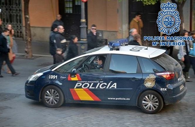 Imagen de un vehículo de la Policía Nacional circulando por Granada (POLICÍA NACIONAL)
