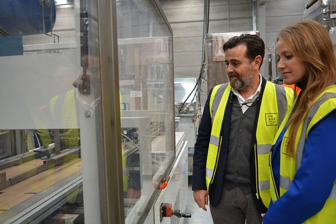 La Delegada de empleo durante la visita a Enbox (JUNTA)