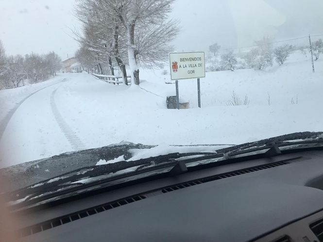 Imagen del acceso al municipio de Gor cubierto de nieve (AYUNTAMIENTO DE GOR)