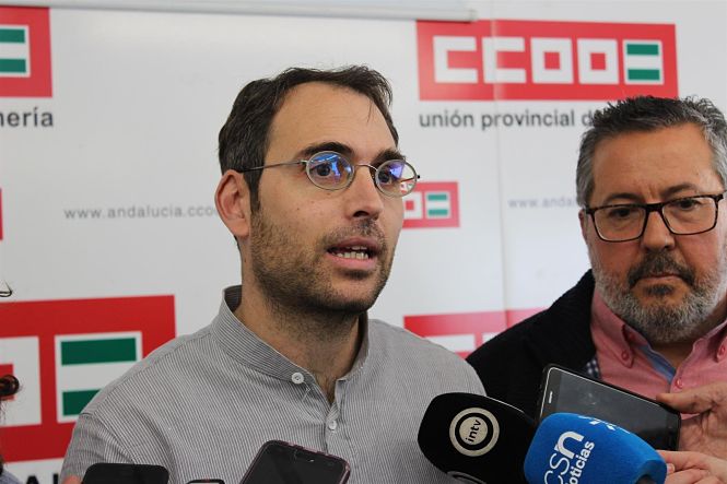 El coordinador general de IULV-CA, Toni Valero, atiende a los medios en Almería (IULV-CA)