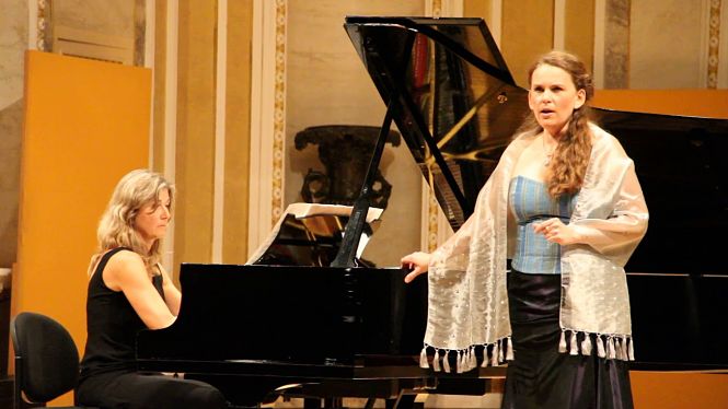 Imagen de un concierto de Aurea Marston (AYTO. ALMUÑÉCAR)