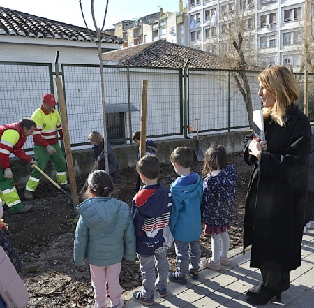 Eva Martín observa como plantan los arboles en un centro escolar (JAVIER ALGARRA) Eva Martín observa como plantan los arboles en un centro escolar (JAVIER ALGARRA)