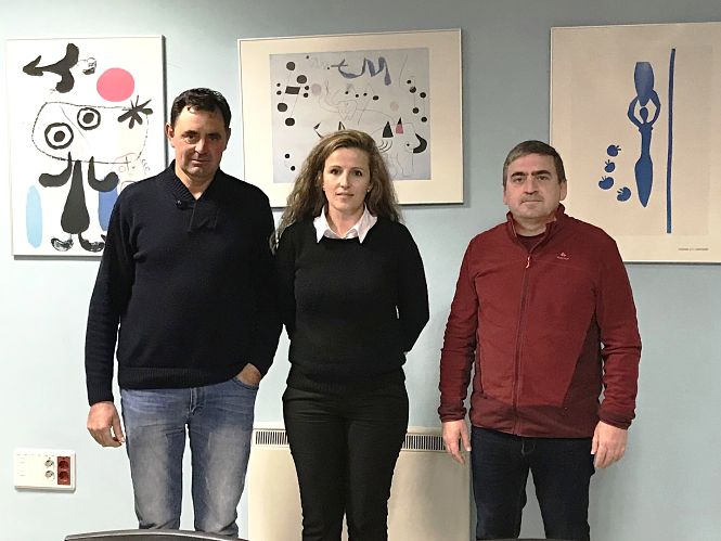 El Presidente de la Comunidad, José Ramón Valero (izquierda), junto a la alcaldesa de Caniles, María del Pilar Vázquez y el Técnico Pedro Castillo, tras recibir la Autorización Ambiental (AGAPRO) 
