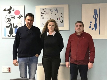 El Presidente de la Comunidad, José Ramón Valero (izquierda), junto a la alcaldesa de Caniles, María del Pilar Vázquez y el Técnico Pedro Castillo, tras recibir la Autorización Ambiental (AGAPRO) 