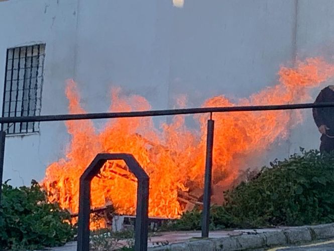 las mujeres de Montefrío queman sus tradicionales palmas de Semana Santa (AYTO. MONTEFRIO)