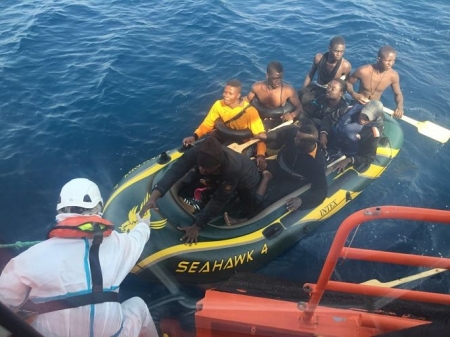 Rescate de inmigrantes en aguas del Estrecho por la Salvamar Gadir en una imagen de archivo (EUROPA PRESS/SALVAMENTO MARÍTIMO)