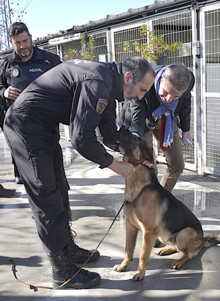 César Díaz ha visitado la unidad canina (JAVIER ALGARRA)