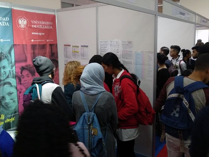 Estudiantes marroquíes en el stand de la UGR (UGR) 