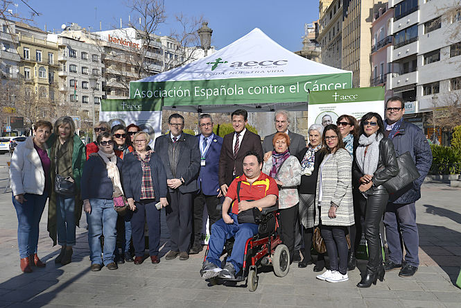 Luis Salvador ha acudido al stand de la AECC (JAVIER ALGARRA)