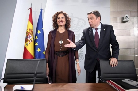 La ministra de Hacienda y Portavoz del Gobierno, María Jesús Montero, y el ministro de Agricultura y Pesca, Luis Planas, momentos antes de empezar la rueda de prensa (EDUARDO PARRA / EUROPA PRESS) La ministra de Hacienda y Portavoz del Gobierno, María Jesús Montero, y el ministro de Agricultura y Pesca, Luis Planas, momentos antes de empezar la rueda de prensa (EDUARDO PARRA / EUROPA PRESS)