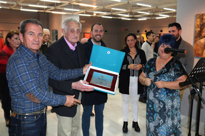 Placa recibida por el pintor Pepe Baena (AYTO. ALMUÑECAR) 