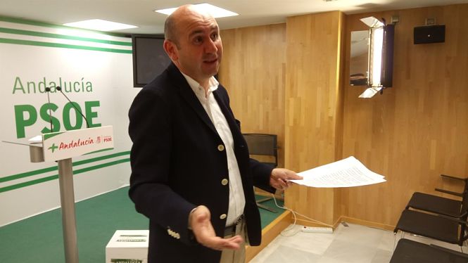 El secretario de Política Institucional del PSOE de Andalucía, Francisco Conejo, en rueda de prensa (EUROPA PRESS) 