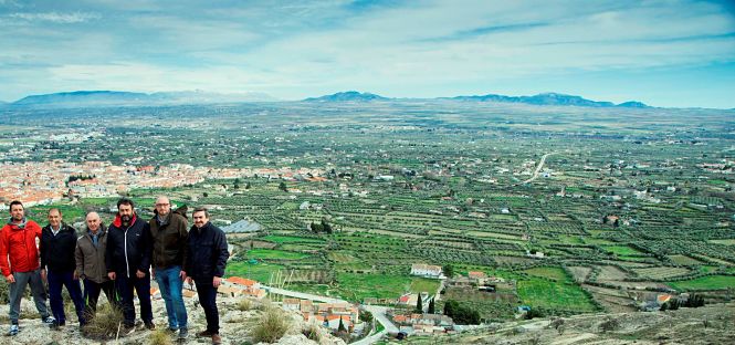 Directiva de la Comunidad en una panorámica de la Vega de Baza. (MANUEL PEÑA)