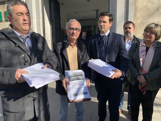 Entrega de las firmas en la sede de la Junta (PSOE) 