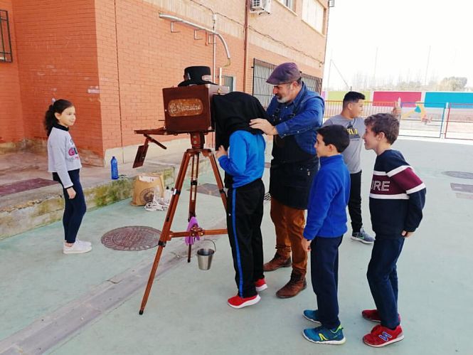 Escolares de Huétor Tájar aprenden a hacer fotografias (AYTO. HUÉTOR TÁJAR)