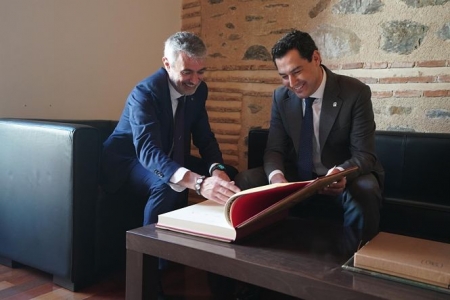 El alcalde de Órgiva, Raúl Orellana, y el presidente de la Junta, Juanma Moreno (JUNTA) El alcalde de Órgiva, Raúl Orellana, y el presidente de la Junta, Juanma Moreno (JUNTA)