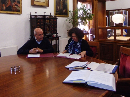 Imagen de la firma del convenio (UGR) 