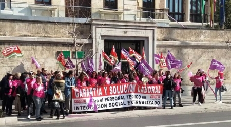 Concentración de los PTIS e intérpretes de lengua de signos (CCOO) Concentración de los PTIS e intérpretes de lengua de signos (CCOO)