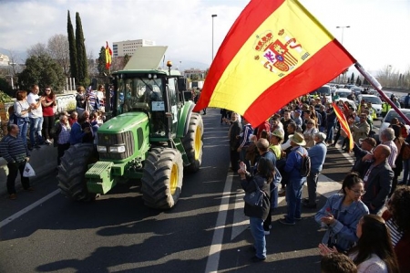 Imagen del corte de la A-44 por manifestantes y tractores (ÁLEX CÁMARA/EUROPA PRESS) 