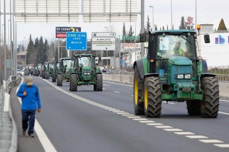 Manifestacion de agricultores con tractores a su entrada en Granada (ÁLEX CÁMARA / EUROPA PRESS)
