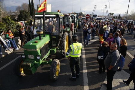 Imagen de tractores y manifestantes cortando la A-44 en la movilización de este miércoles (ÁLEX CÁMARA/EUROPA PRESS) 