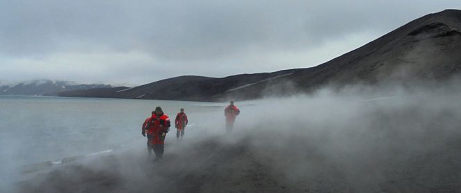 Investigadores y personal de apoyo atravesando una zona de fumarolas en Caleta Péndulo, isla Decepción (UGR)