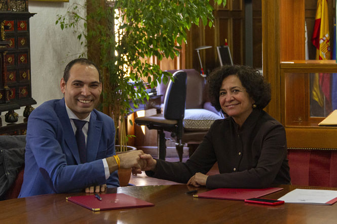 Imagen de la firma del convenio (UGR) 