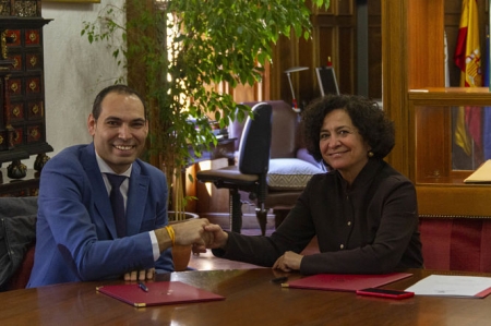 Imagen de la firma del convenio (UGR) 