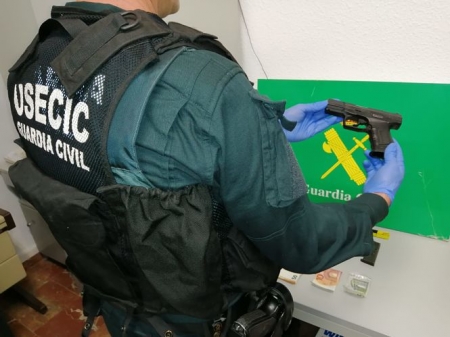 Un Guardia CIvil de la Usecic con una de las pistolas incautadas (GUARDIA CIVIL)