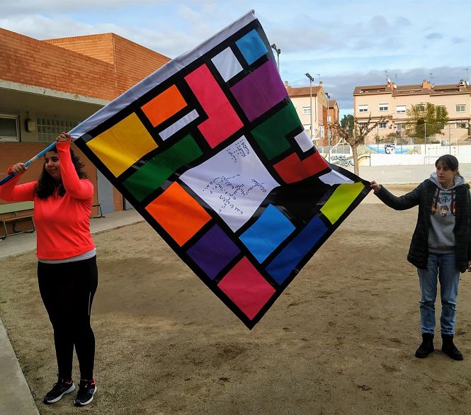 Estudiantes presentan una bandera creada para el 36 concurso escolar del Grupo Social ONCE (ONCE)