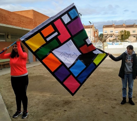 Estudiantes presentan una bandera creada para el 36 concurso escolar del Grupo Social ONCE (ONCE)