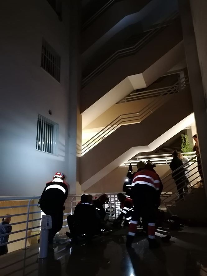 magen de la atención médica al joven que cayó desde la azotea del edificio (POLICÍA LOCAL)