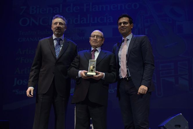 El maestro `Fosforito` premiado en la ` VII Bienal Flamenca` por su trayectoria artística (ONCE) 