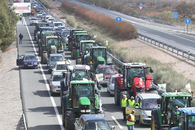 n Vélez-Rubio (Almería), tractorada por la PAC y los bajos precios (RAFAEL GONZÁLEZ - EUROPA PRESS) 