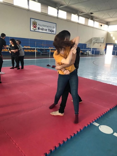 Imagen de las clases de defensa personal (AYTO. HUÉTOR TÁJAR) 