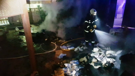 Un bombero durante la extinción del incendio (AYTO. ALMUÑECAR) 