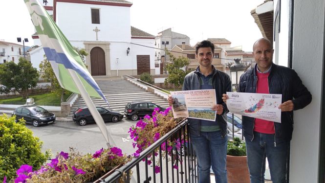 el concejal de Cultura y el alcalde de Otura presentan el  IV Concurso de Fotografía y el V Certamen de Relato Corto `Suspiro del Moro` (AYTO. OTURA)