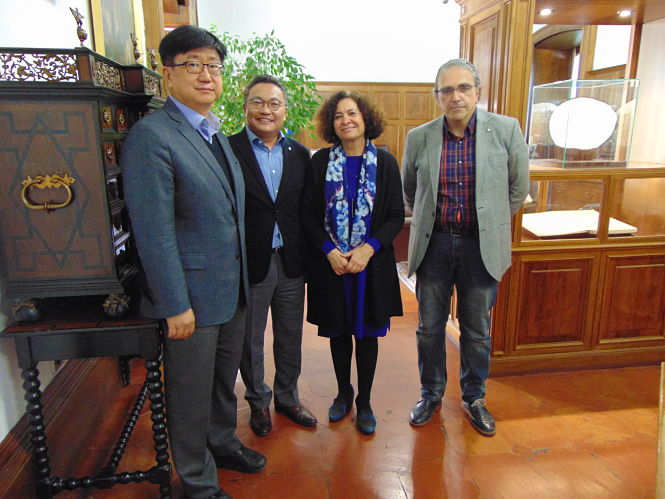 La rectora de la UGR, Pilar Aranda junto a la delegación coreana (UGR)