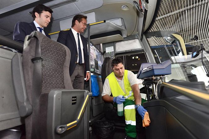 Imagen de la limpieza de autobuses del Consorcio de Transporte Metropolitano (JUNTA) 