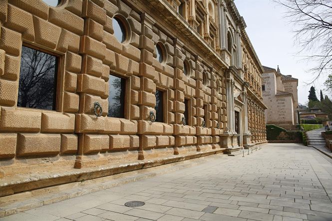 El entorno del Palacio de Carlos V, vacío tras cierre de la Alhambra a causa de la crisis del coronavirus (ÁLEX CÁMARA-EUROPA PRESS) 